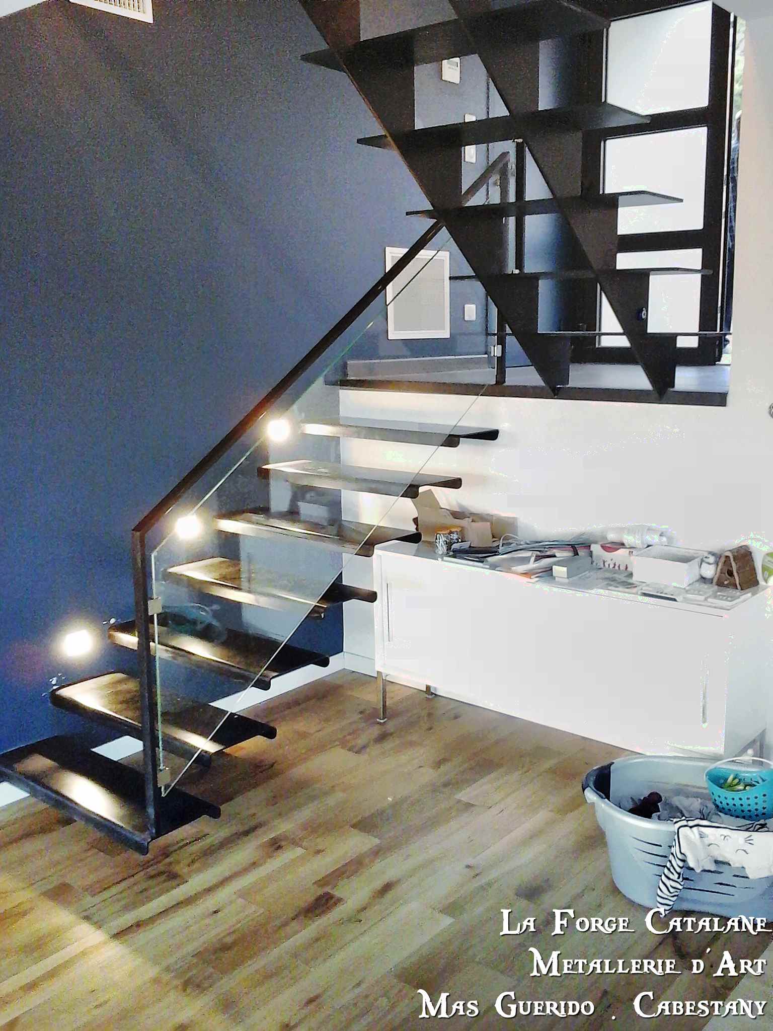 escalier marches suspendues rampant vitrage 2 forge catalane.jpg